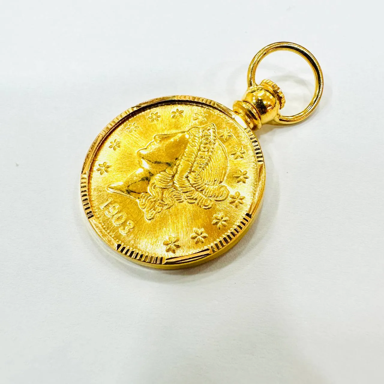 22k / 916 gold Queen Elizabeth Coin with Frame pendant