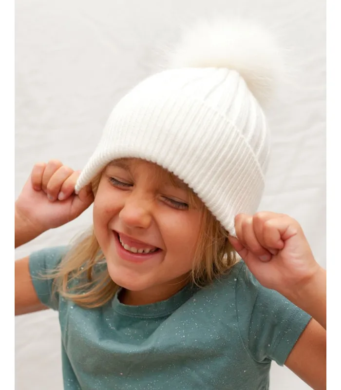 Kinder Knit Beanie Hat with Finn Raccoon Fur Pom Pom in white: Furhatworld.com