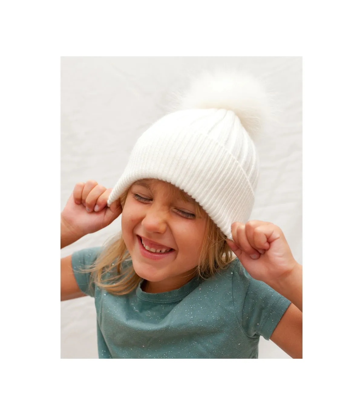 Kinder Knit Beanie Hat with Finn Raccoon Fur Pom Pom in white: Furhatworld.com