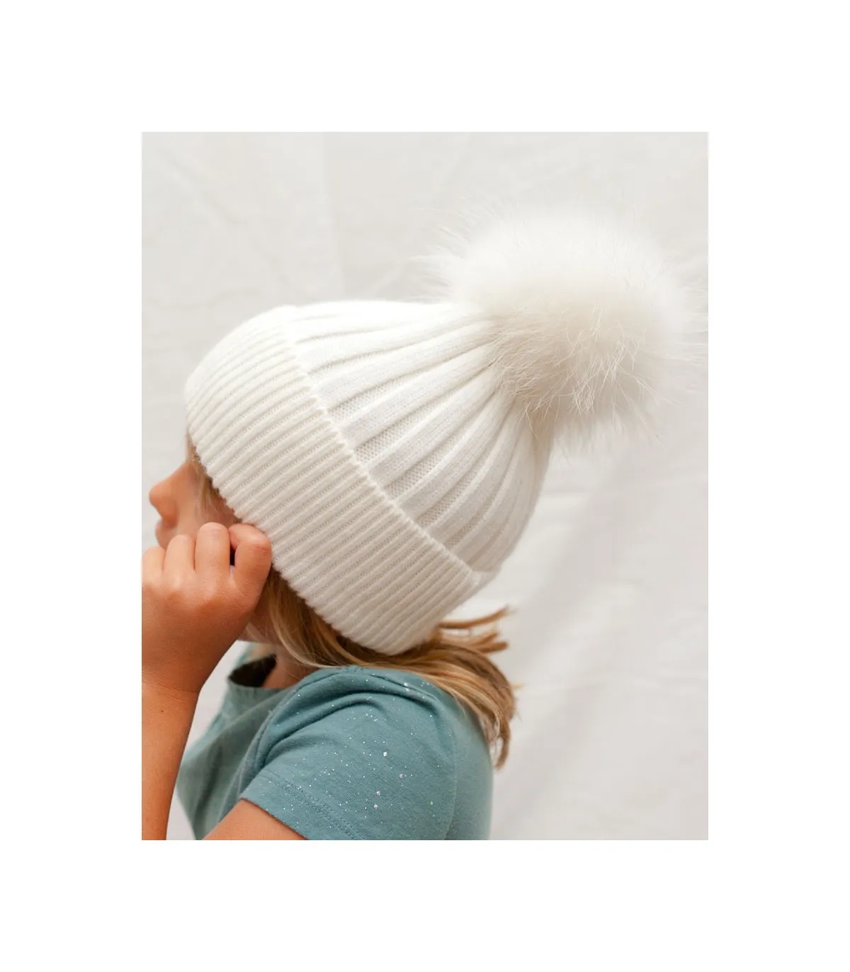 Kinder Knit Beanie Hat with Finn Raccoon Fur Pom Pom in white: Furhatworld.com