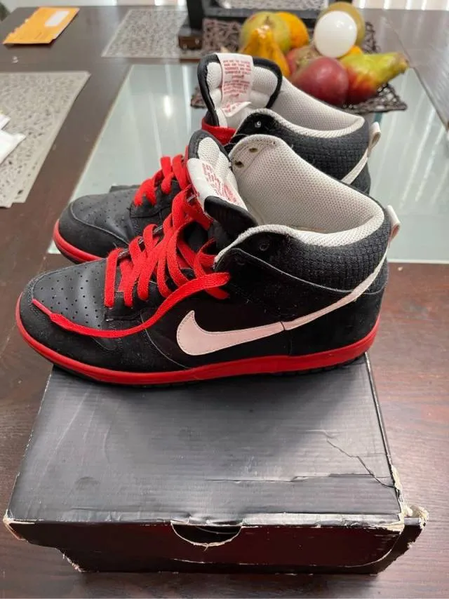 Nike dunks black/red