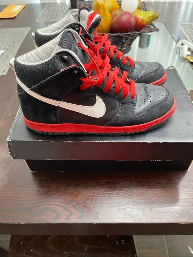 Nike dunks black/red