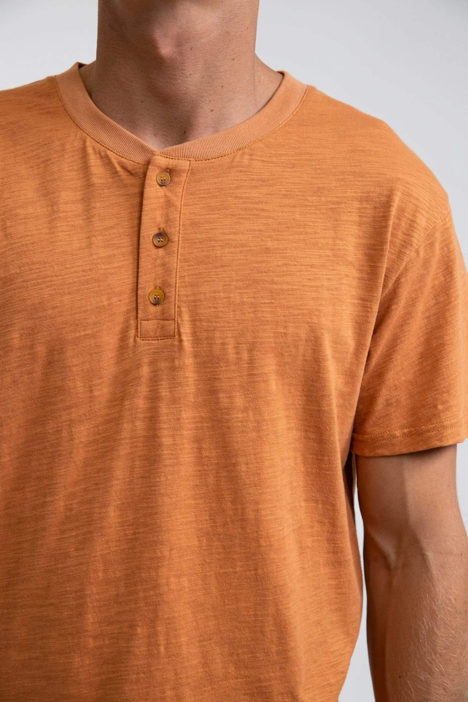 Slub Ss Henley Nutmeg