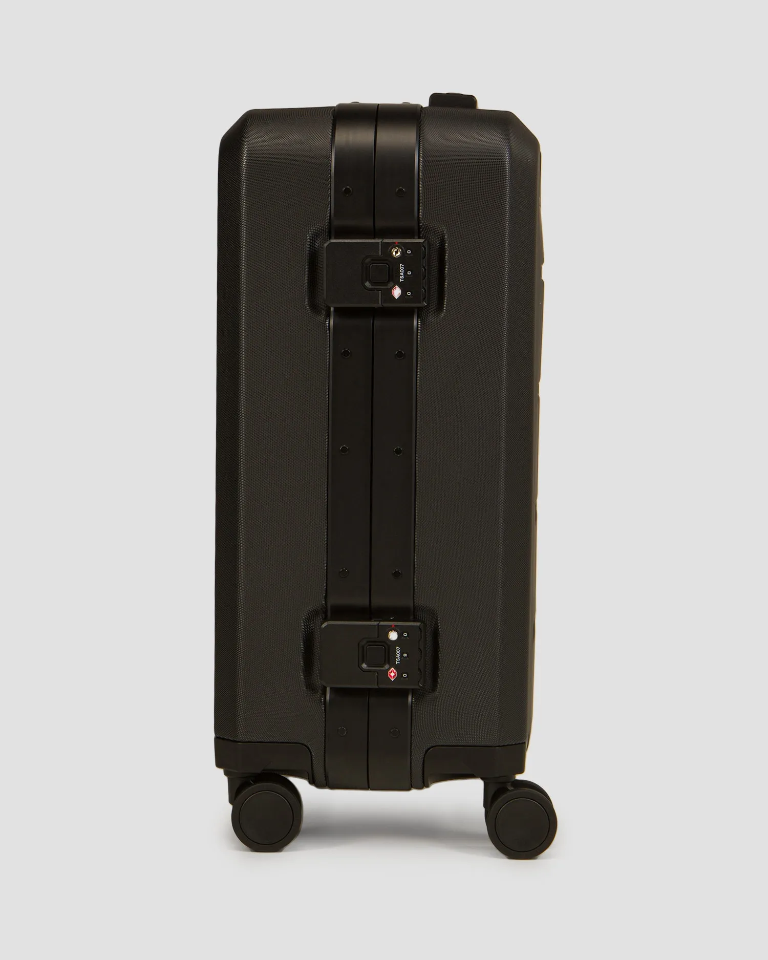 Suitcase on wheels Db Ramverk Pro Carry-on 3000232004901-blackout