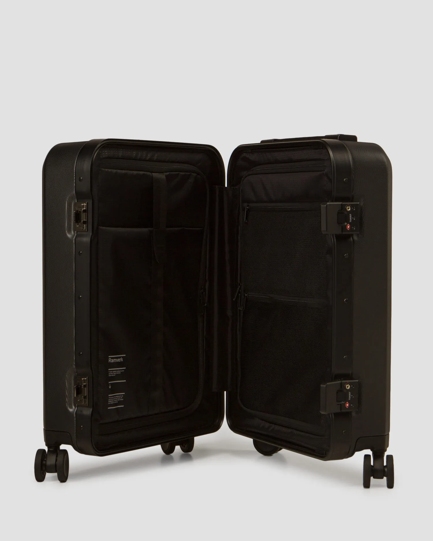 Suitcase on wheels Db Ramverk Pro Carry-on 3000232004901-blackout