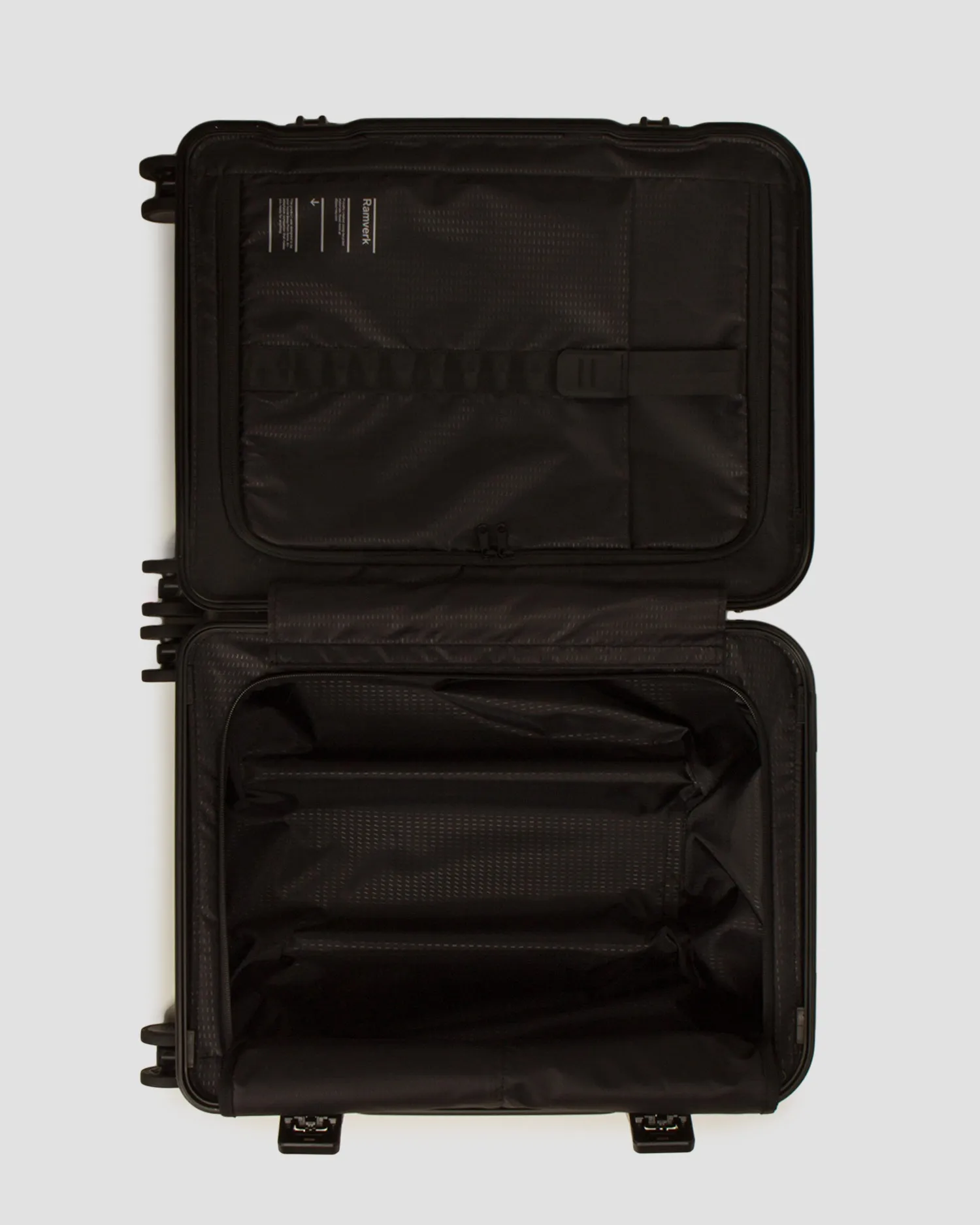 Suitcase on wheels Db Ramverk Pro Carry-on 3000232004901-blackout