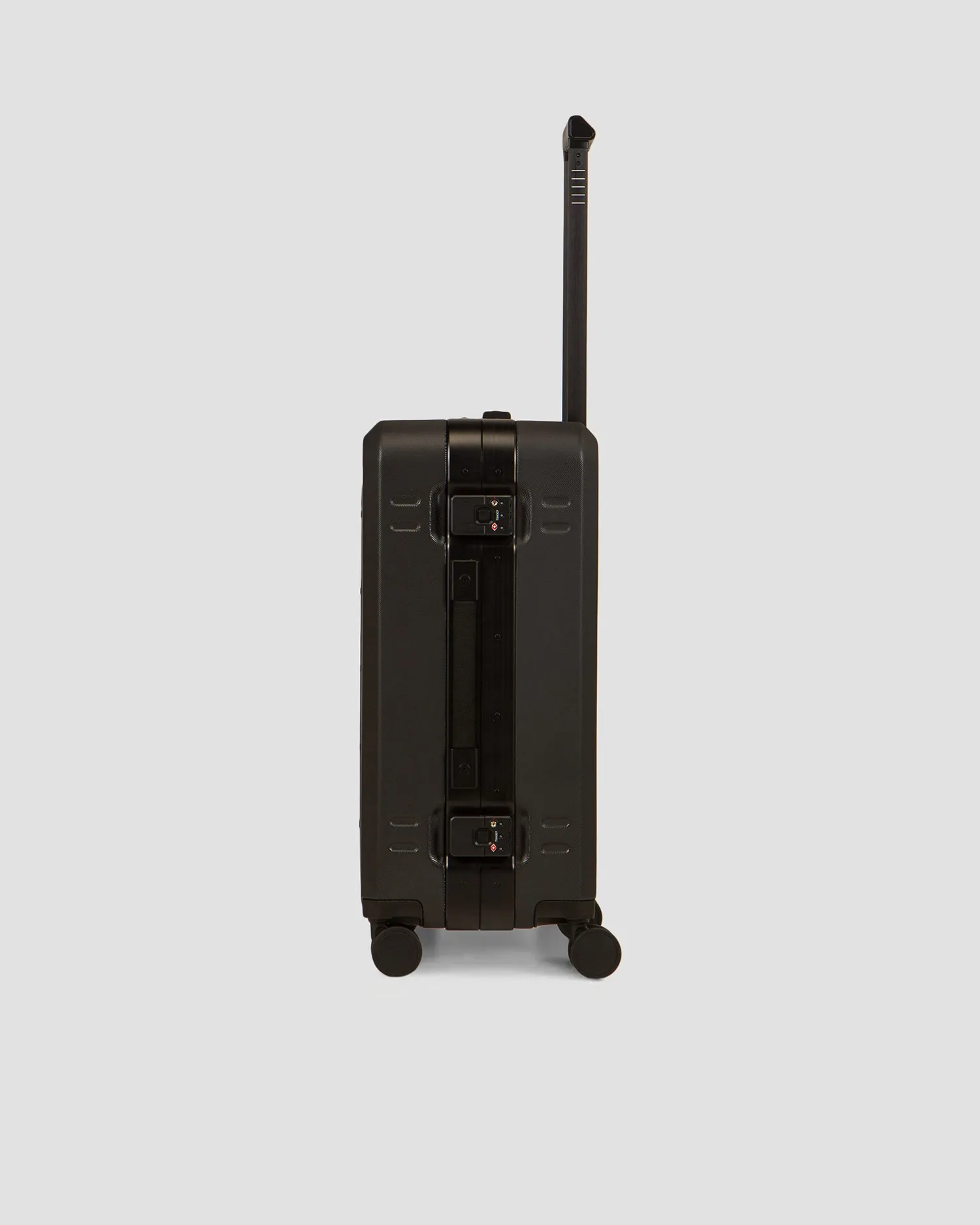 Suitcase on wheels Db Ramverk Pro Check-in Luggage Medium 67L 3000233004901-blackout