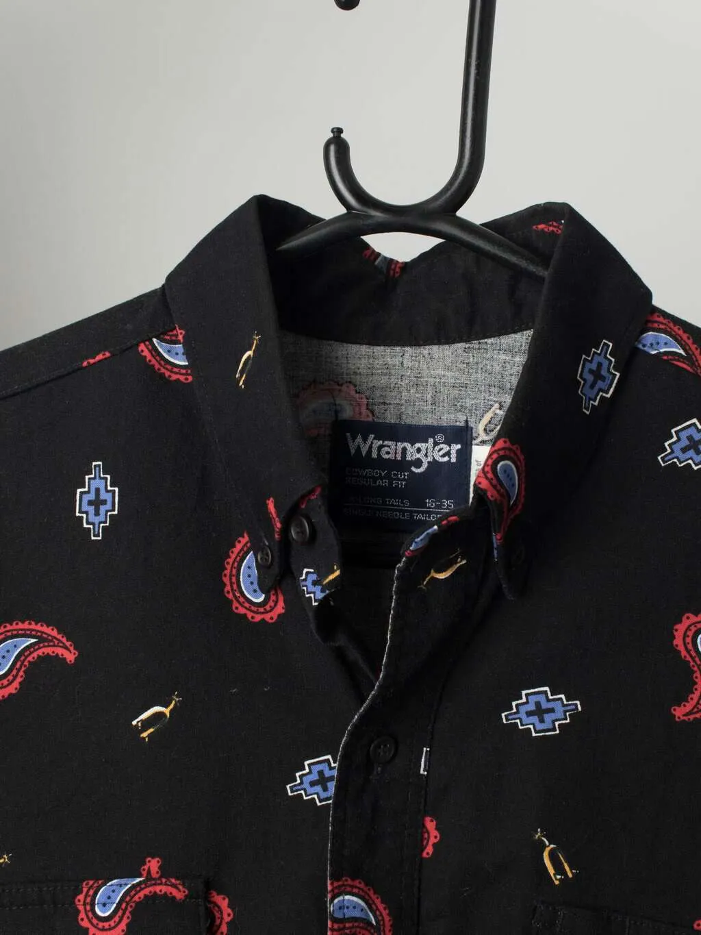 Vintage Wrangler western shirt, black with red and blue motifs, cowboy cut. Made in USA – Medium